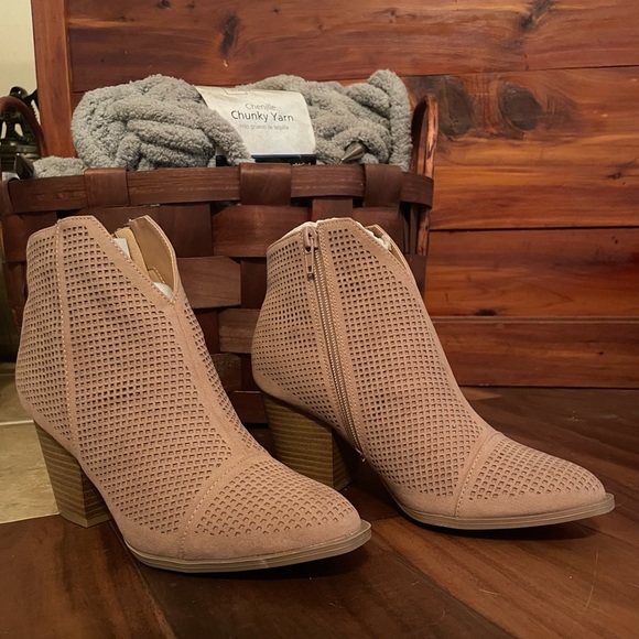 Quipd Taupe Booties, sz 6 NEW IN BOX - Picture 2 of 5